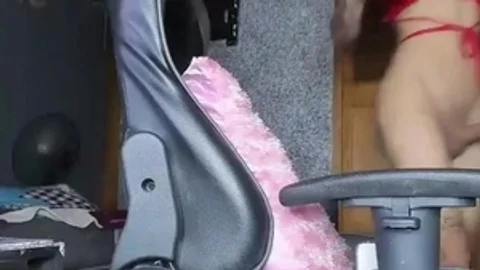 Tätowierter Ladyboy aus Venezuelazieht ihrenmonströsen Schwanz online