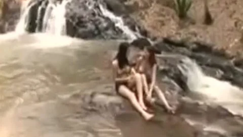 Shemale pflügt auf dem Wasser