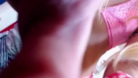 Hübsche Blondine im gesetzlichen Alter hat eine Überraschung für dich