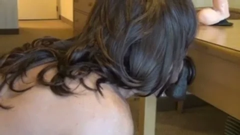 Hübscher Crossdresser bekommt Booty-Pounding- mit massiven Dildos