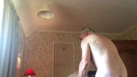 Mit Nägeln in Unterwäsche eingefasst