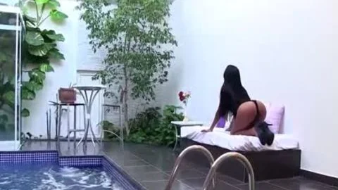chica salvaje adriely bronze y su jardinero se meten por el culo mutuamente
