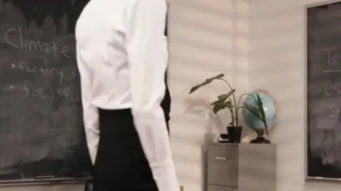 TBabe Casey küsst und genießt es, wenn ihr Assistent sein Arschloch rammt