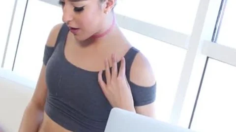 schmierige Tbabe Chanel Santini straffe Arschloch-Fingerfick-Masturbation