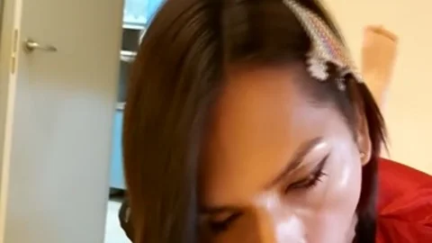 Ladyboy golpea a la pizza entregador de hombre