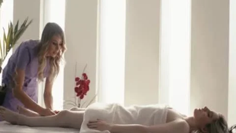 Brüstige Transsexuelle Massage Therapeutin Casey Kisses knallt die Anal von Transexuallellahollywood
