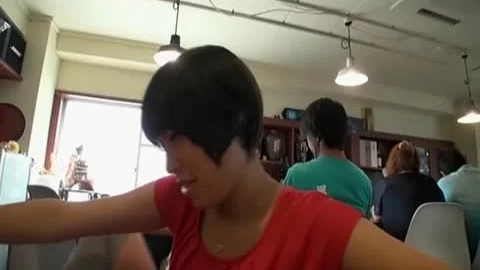 Lüstiges japanisches Babe in erstaunlichen kleinen Bazooken JAV-Clip