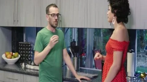 Schöne T-Girl Anaya Nae schlingt enormen harten Schwanz