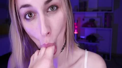 Sissy Sklavin spritzt auf Mastix Füße