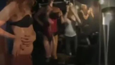 Saftige Ladyboy-Schönheiten auf einem Foto entladend