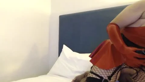 Orientalische Latzgummiziehende Cam-Schönheit streichelt Schwanz und spielt mit Vibratoren