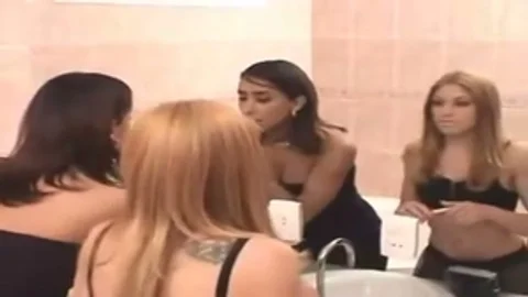 Shemale fickt Huhn in öffentlicher Toilette
