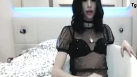 unartige blauäugige Transsexuelle Dame, die abspritzt