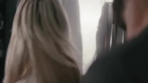 Wunderschöne Transbabe, die ihren betrügenden Ehemann in den Arsch tritt
