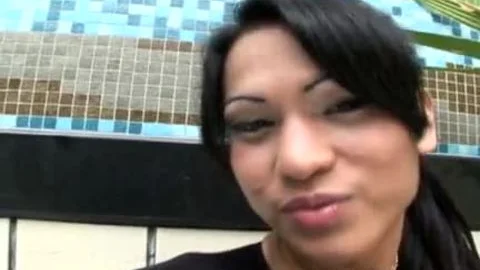 Lateinamerikanische Chick Transexuelle bekommt ihren Arsch hart gefickt
