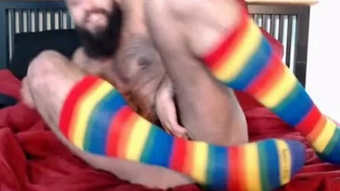 böser FTM-Trans-Kap spielt mit seinem haarigen nassen Riss in Strümpfen