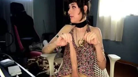 Leckere T-Girl Göttin zieht ihren langen Schwanz aus