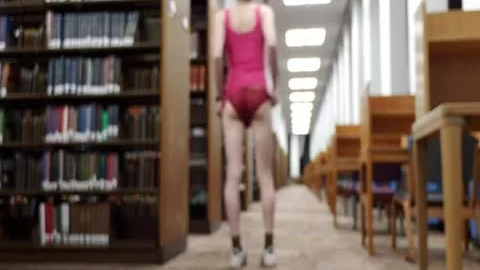 Semental de trampa inteligente estudiando en la biblioteca