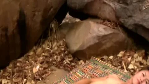 Ladyboy mit winzigen Milchshakern geht nackt und wichst bis zum Abspritzen