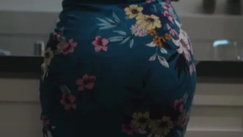 Brünette Haare und tätowierte tbabe foxxy saugt den Penis des Klempners ab