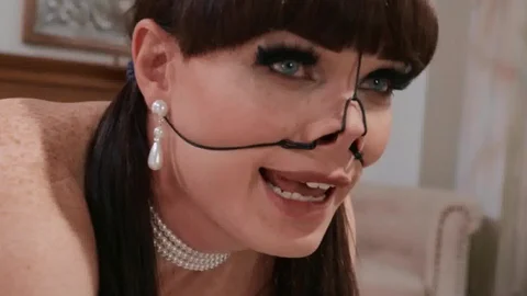 TransAngels: Natalie Mars junto con Mickey Taylor en el baño