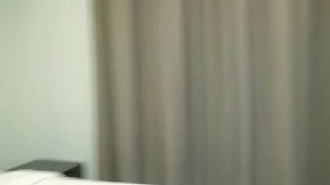 Verführerischer, keuchender thailändischer Ladyboy schlingt Schwanz hinunter
