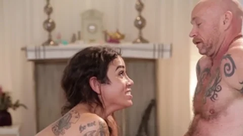 Trans Sensual: Brünette Tori Mayes Arschsex