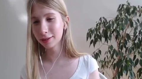Idealer verdammt nuttiger buschiges T-Mädchen Visceratio vor der Webcam
