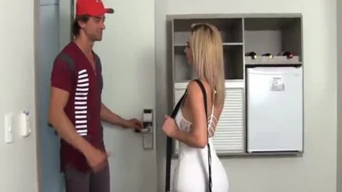 Blonde Transe Nathalia de Castro flippt mit einem leckeren Twink um