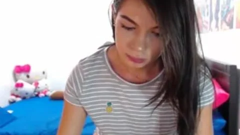 Schöne Latina Shemale mit großem Penis