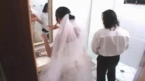 Ladyboy Braut benützt den Trauzeugen vor der Hochzeit