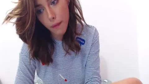 transexeuelle aux cheveux Brunettes Dilletant dans une masturbation solo.
