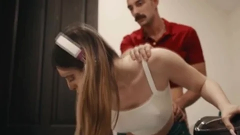 Kurvige Trans-Mädchen bekommt ihr Arschloch von ihrem unzüchtigen Chef gerammt