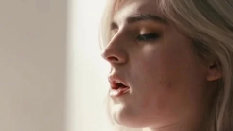 Büstenreiche Trans-Masseurin Gesichtslöcher und analisiert ihren Lady Man-Kunden
