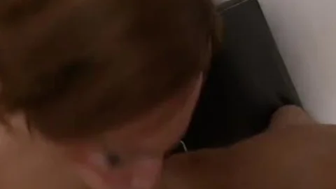 Tgirl brasileña entintada quiere follar duro