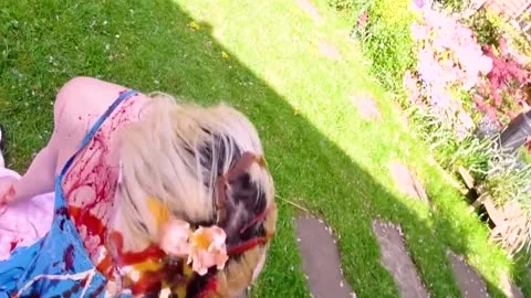 Demütigungspicknick – Transsexuelle Sasha de Sade wird erniedrigt und weint beim Picknick-Date