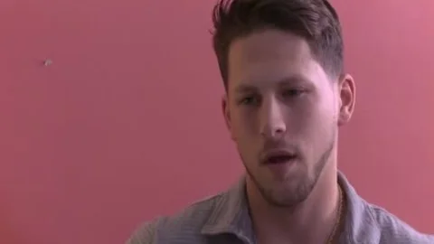 Savannah Thorne und Roman Todd in bösem Porno-Clip. Transvestit mit riesigen Löffeln, wunderschön wie nie zuvor gesehen.