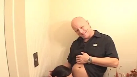 Tom Moore wird von einem Penis im Arsch gekitzelt!